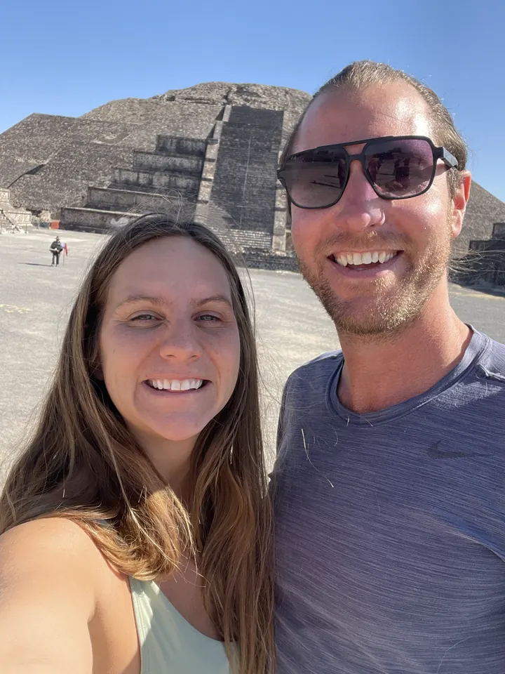 Angela and Colin taking a selfie in front of a pyramid at Teotihuacán